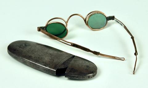 1959.3569 spectacles and case