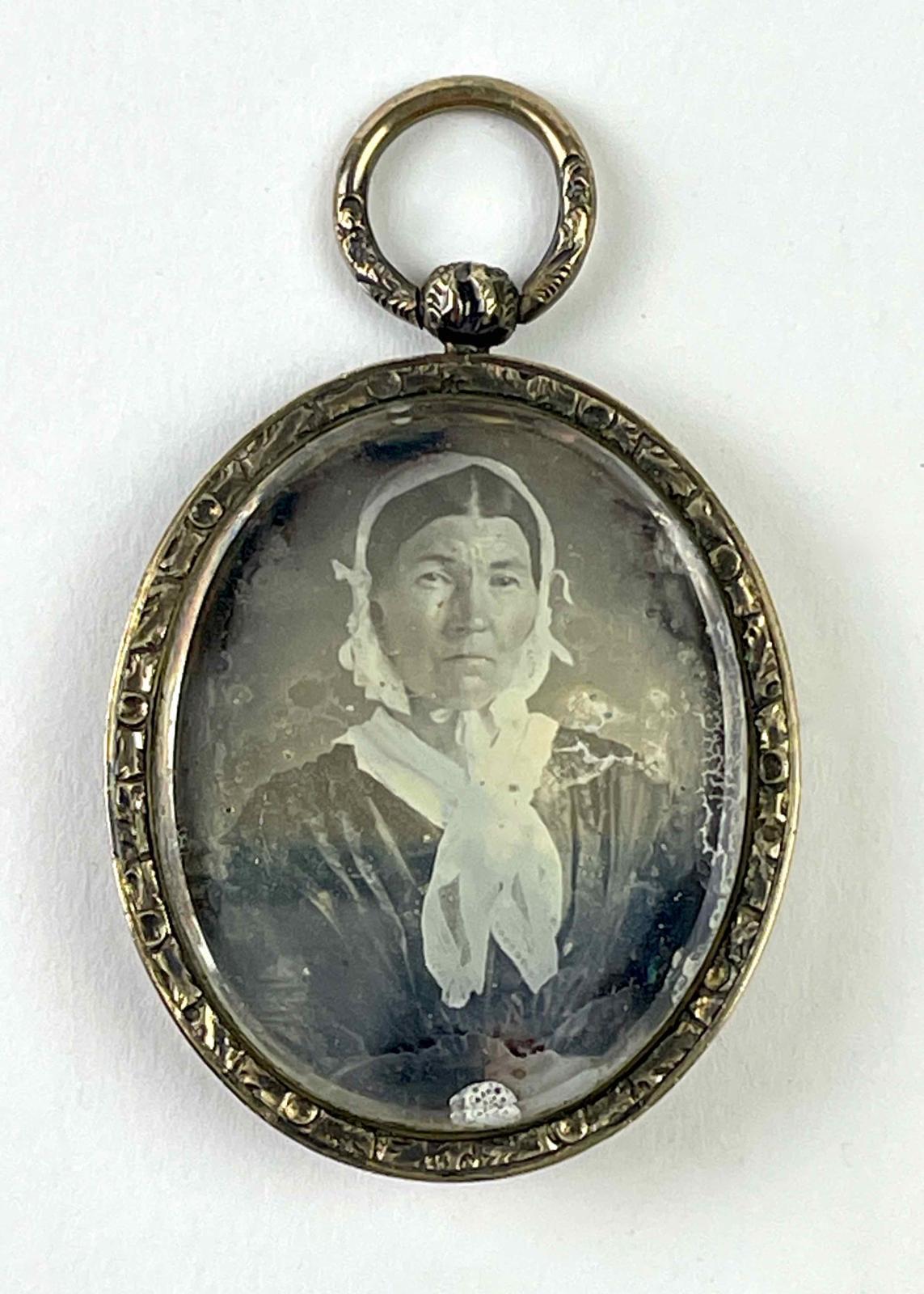 2004.19.8 portrait pendant