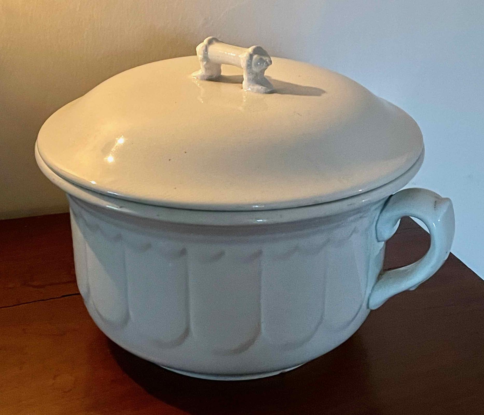 2021.74 chamber pot