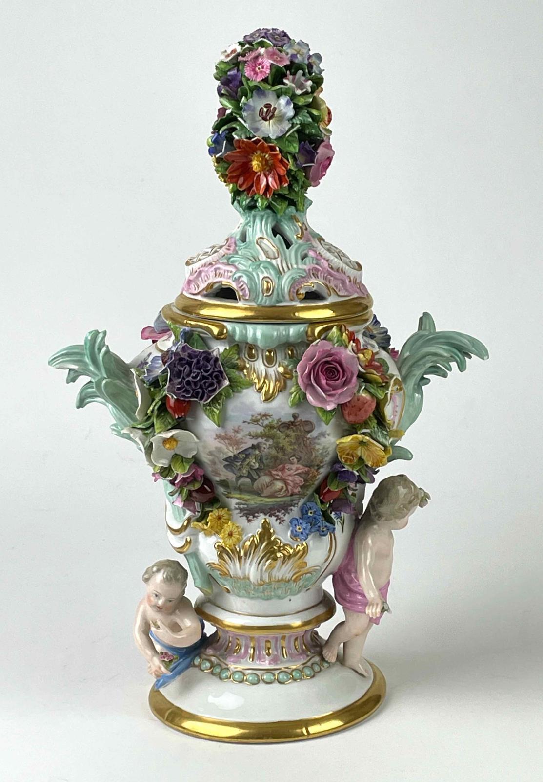 1981.259 lidded vase