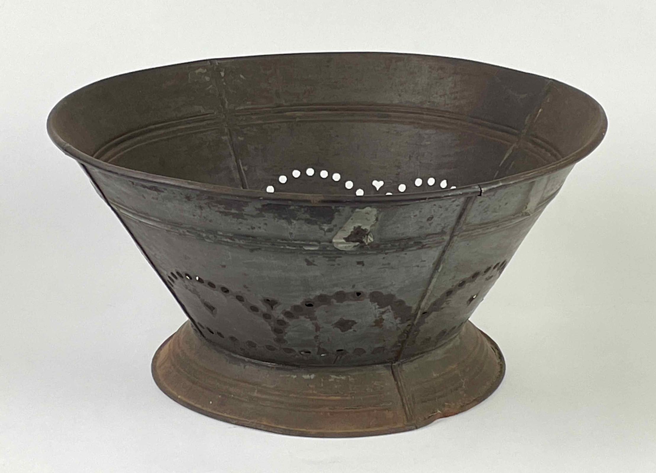 1969.304 colander colander